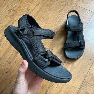 Black chunk heel sandal